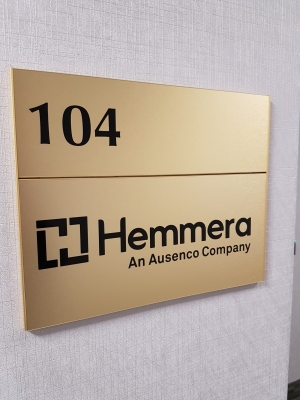 Brushed gold directional sign Hemmera